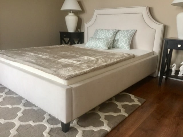 eleganckie łóżko w sypialni