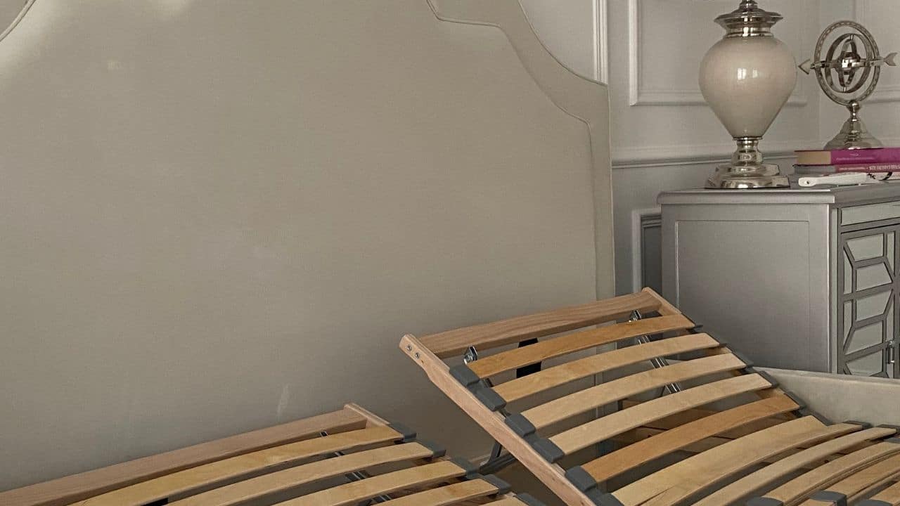 łóżko z podnoszonym zagłówkiem