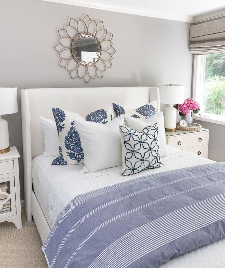 Łóżko do sypialni z uszami i błękitną pościelą.